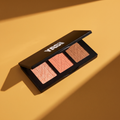 Pro Cheek Palette de YG Beauty abierta sobre fondo ocre