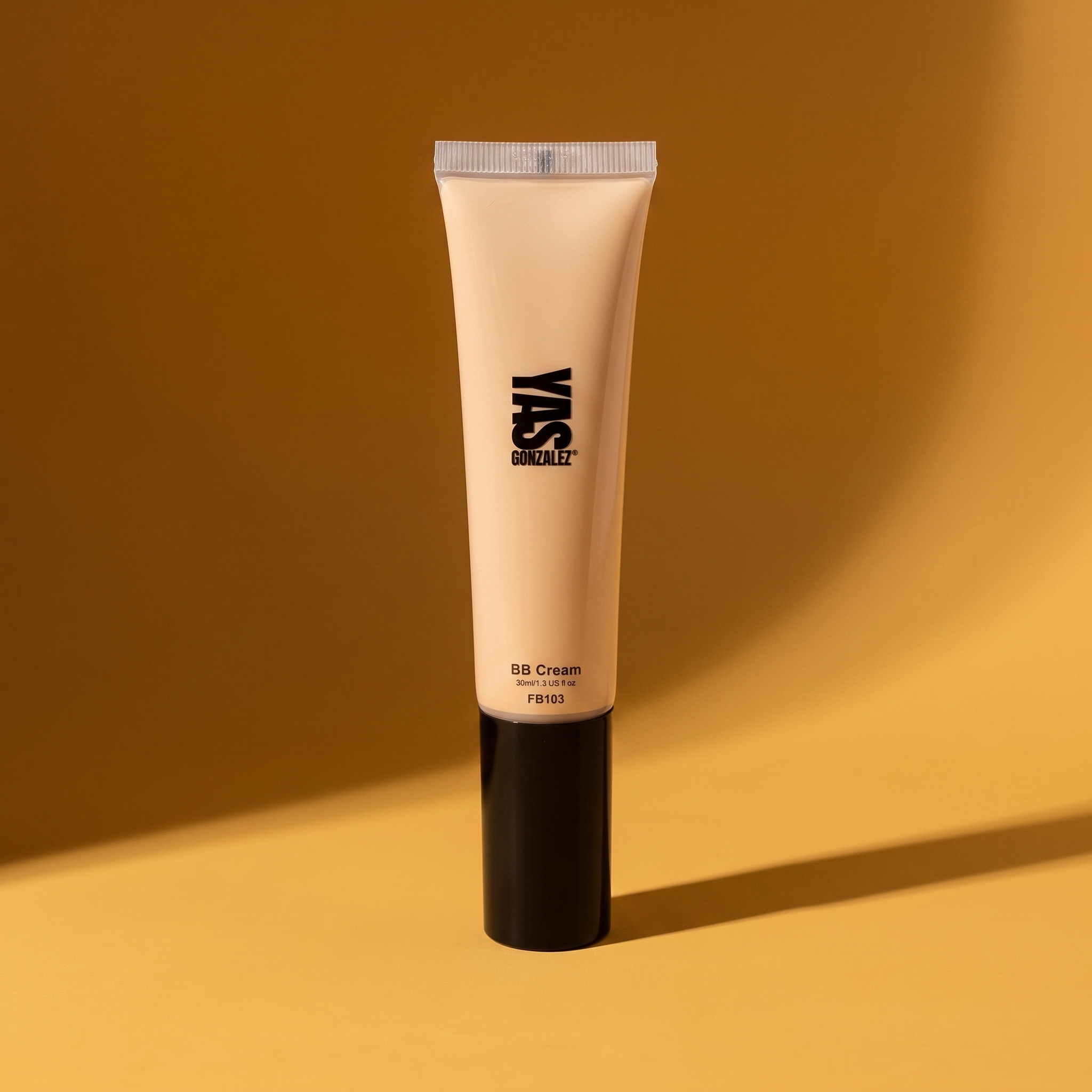 BB Cream de YG Beauty, tubo con tapa negra sobre fondo ocre