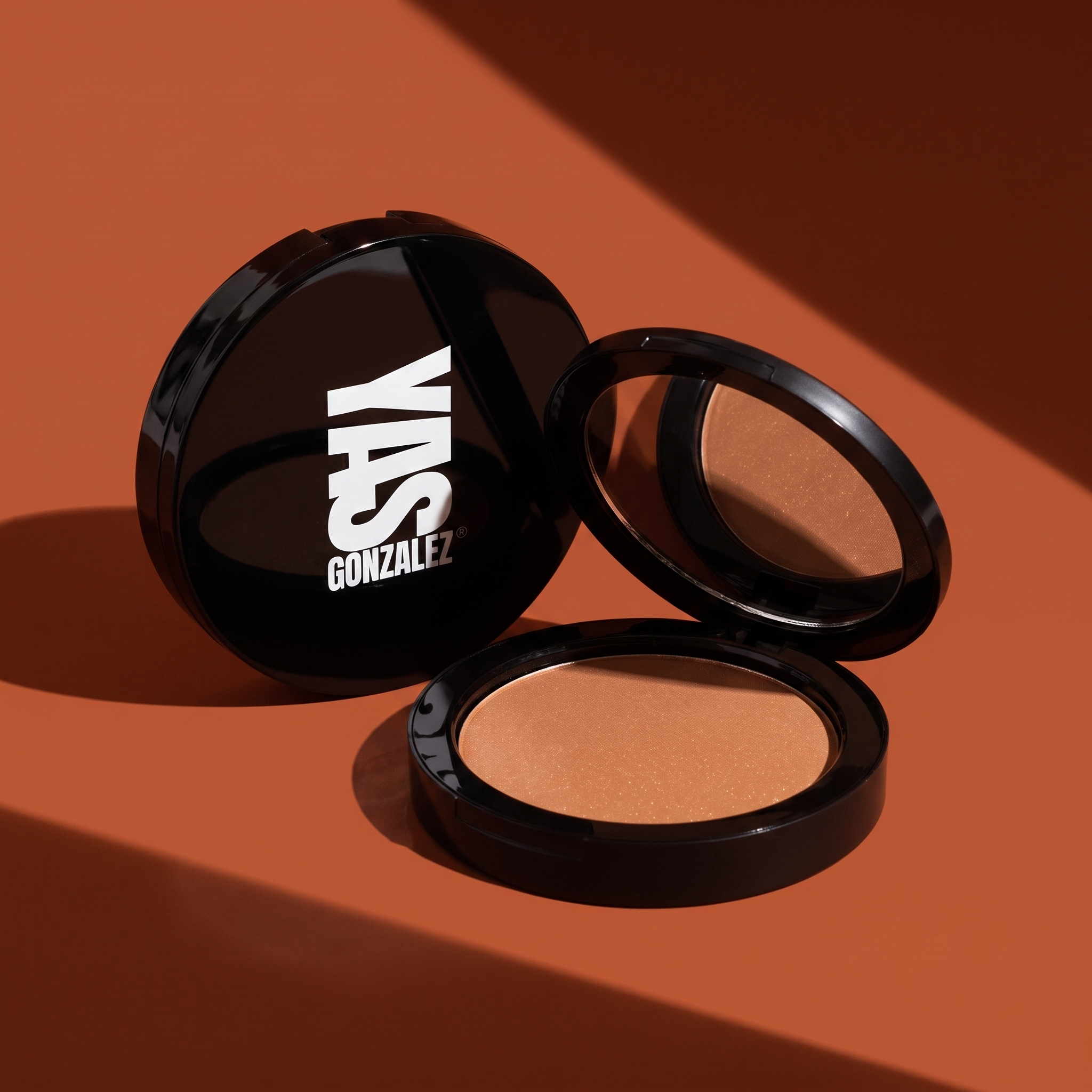 Bronzer de YG Beauty, compacto negro abierto sobre fondo siena