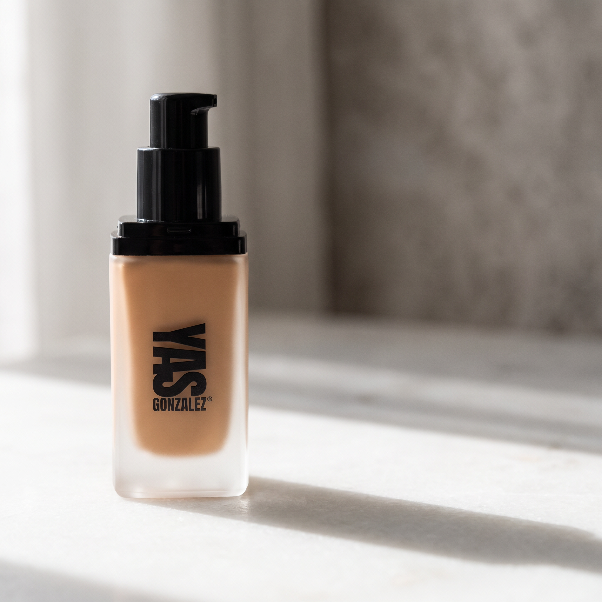Liquid Foundation de YG Beauty sobre alabastro