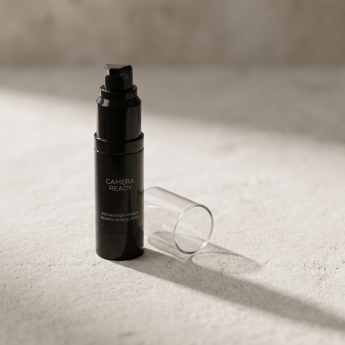 Foundation Primer Camera Ready de YG Beauty sobre piedra caliza