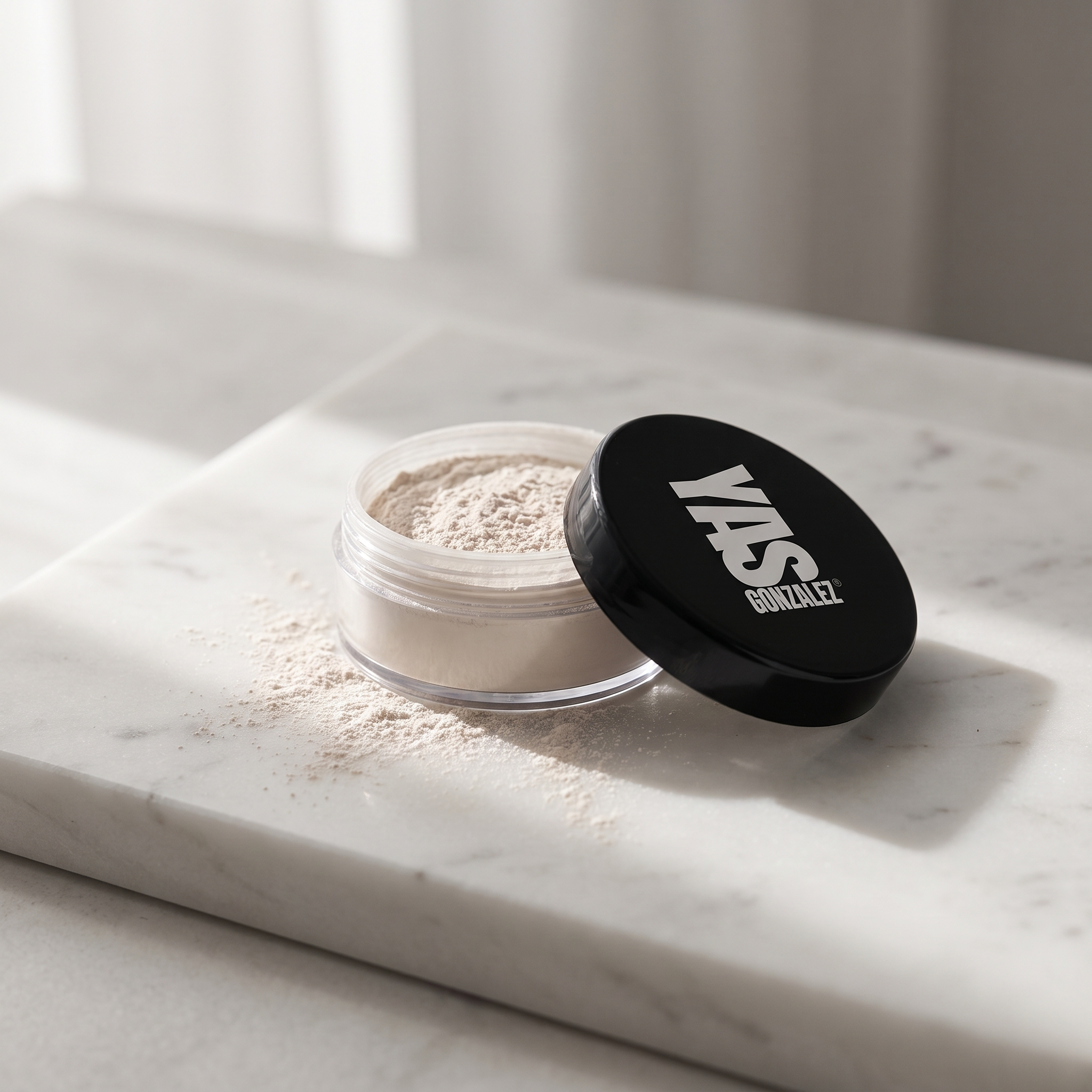 Finishing Powder de YG Beauty sobre mármol hueso