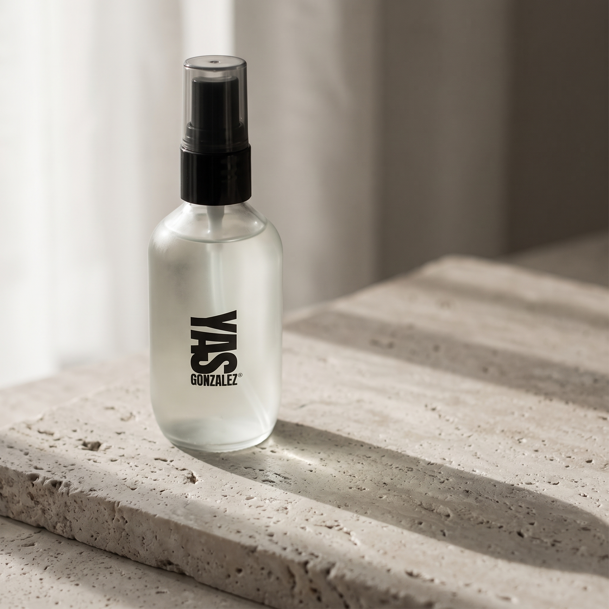 Setting Spray de YG Beauty sobre travertino