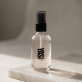 Oil Control Setting Spray de YG Beauty sobre alabastro