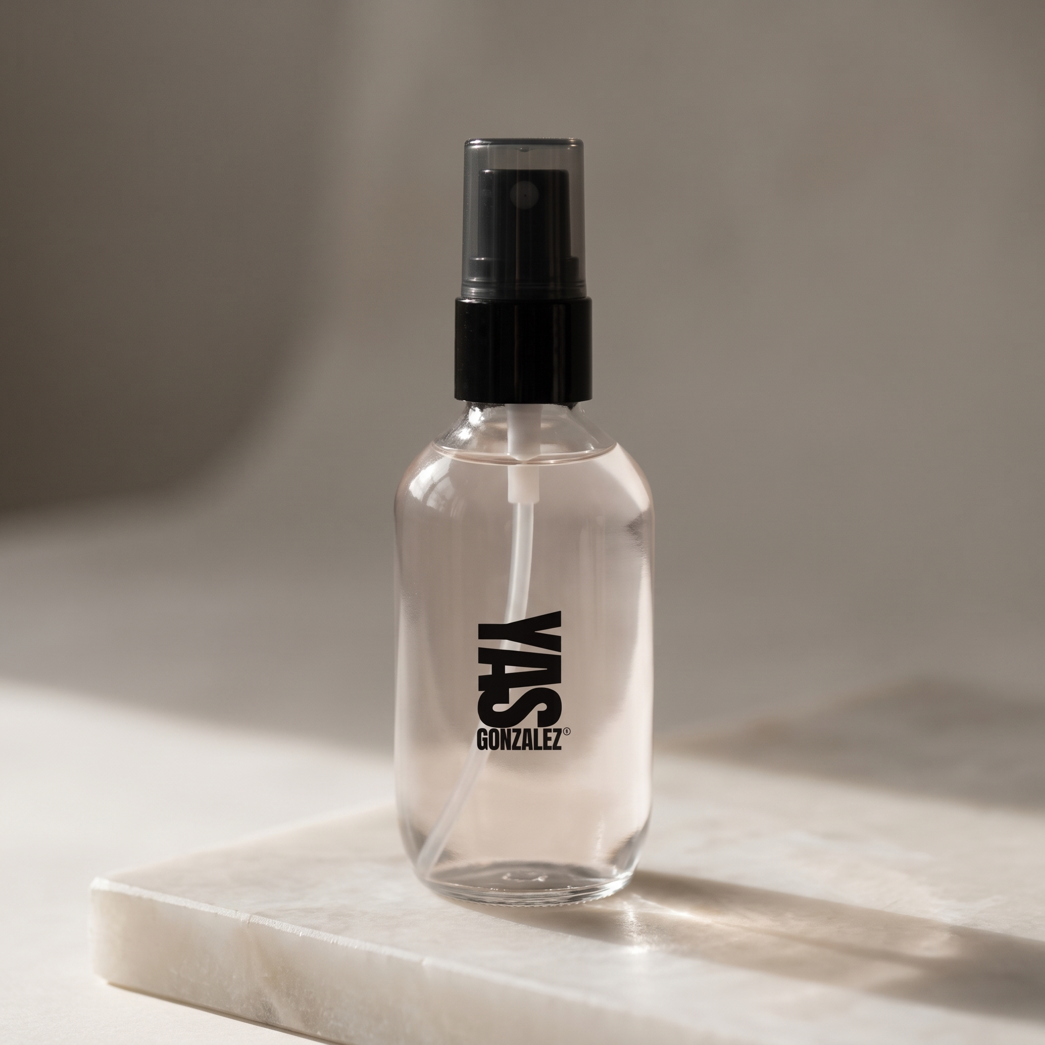 Oil Control Setting Spray de YG Beauty sobre alabastro