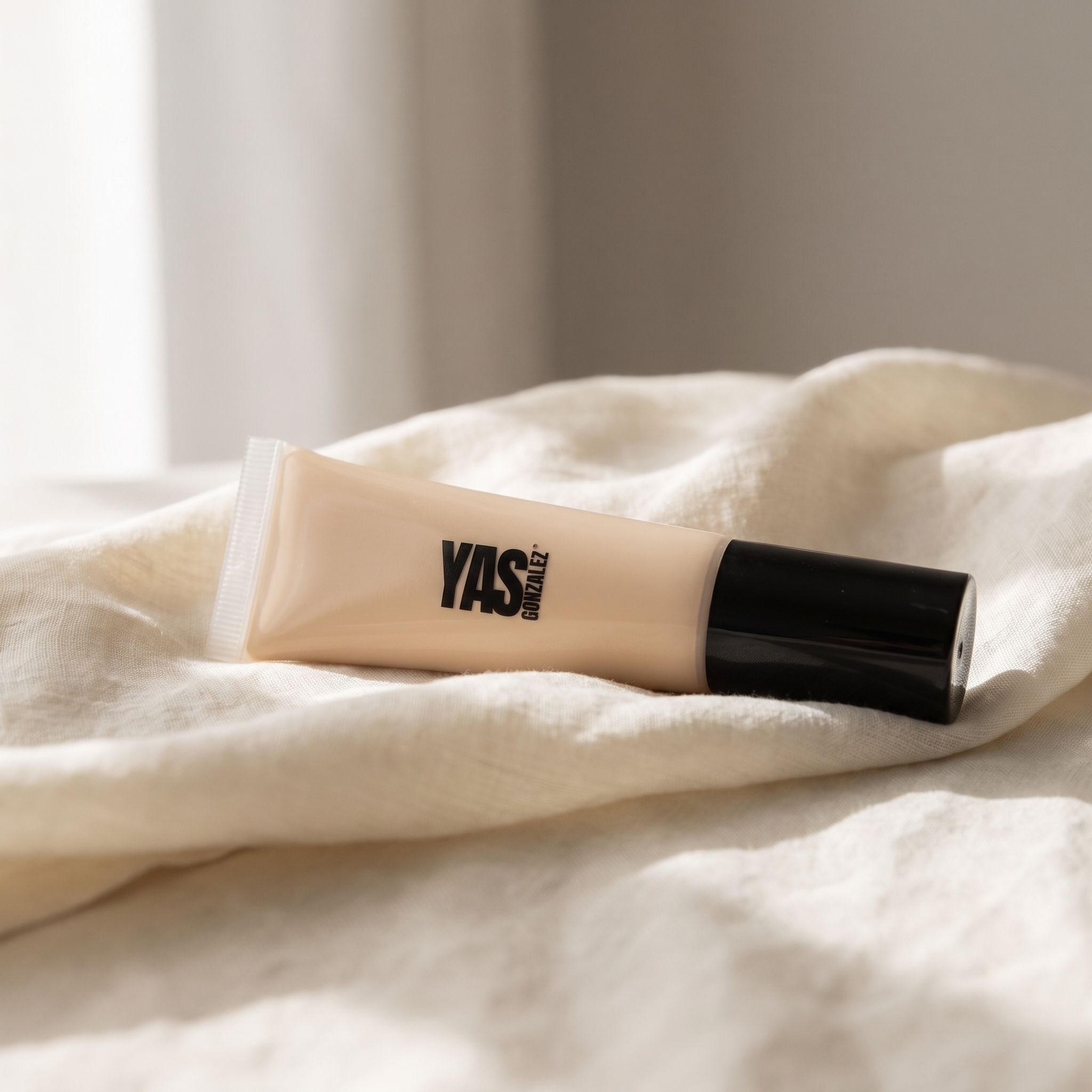 BB Cream de YG Beauty sobre seda cruda color marfil