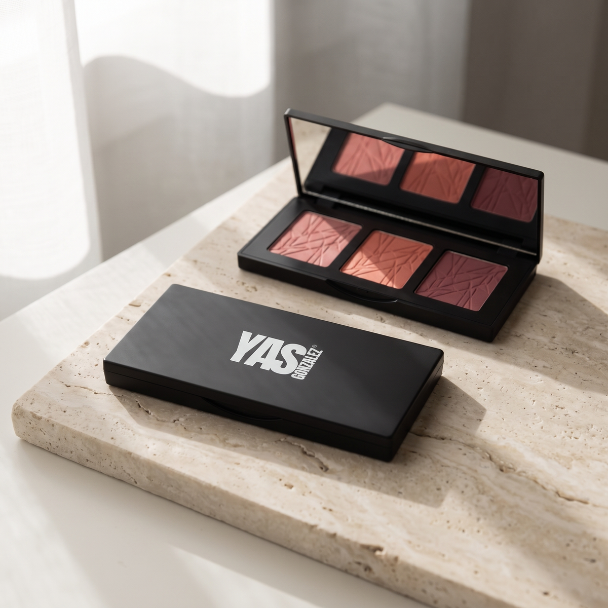 Blush Palette de YG Beauty sobre travertino