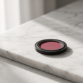 Single Pan Blush de YG Beauty sobre mármol hueso