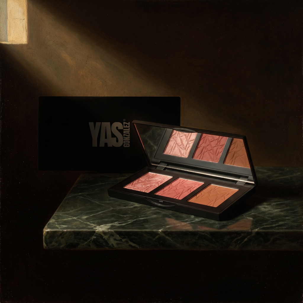 Pro Cheek Palette de YG Beauty sobre mármol verde oscuro, luz de claroscuro