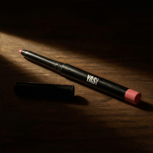 Automatic Lip Liner de YG Beauty sobre nogal oscuro, luz de claroscuro