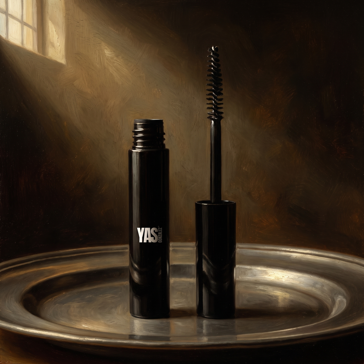 Lash Rejuvenator de YG Beauty sobre peltre bruñido, luz de claroscuro