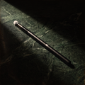 Mini Crease Brush de YG Beauty sobre mármol verde oscuro, luz de claroscuro