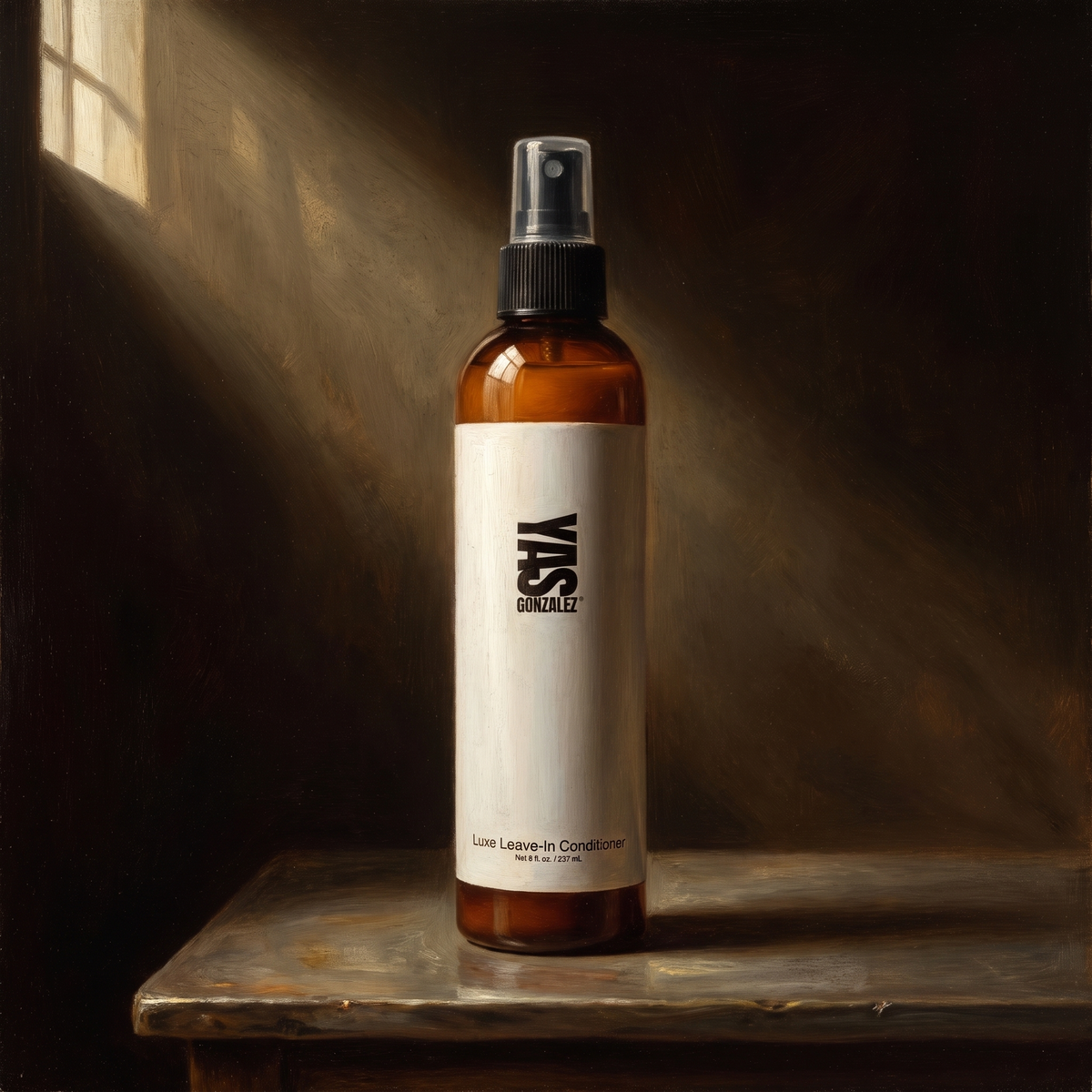 Luxe Leave-In Conditioner de YG Beauty sobre peltre bruñido, luz de claroscuro