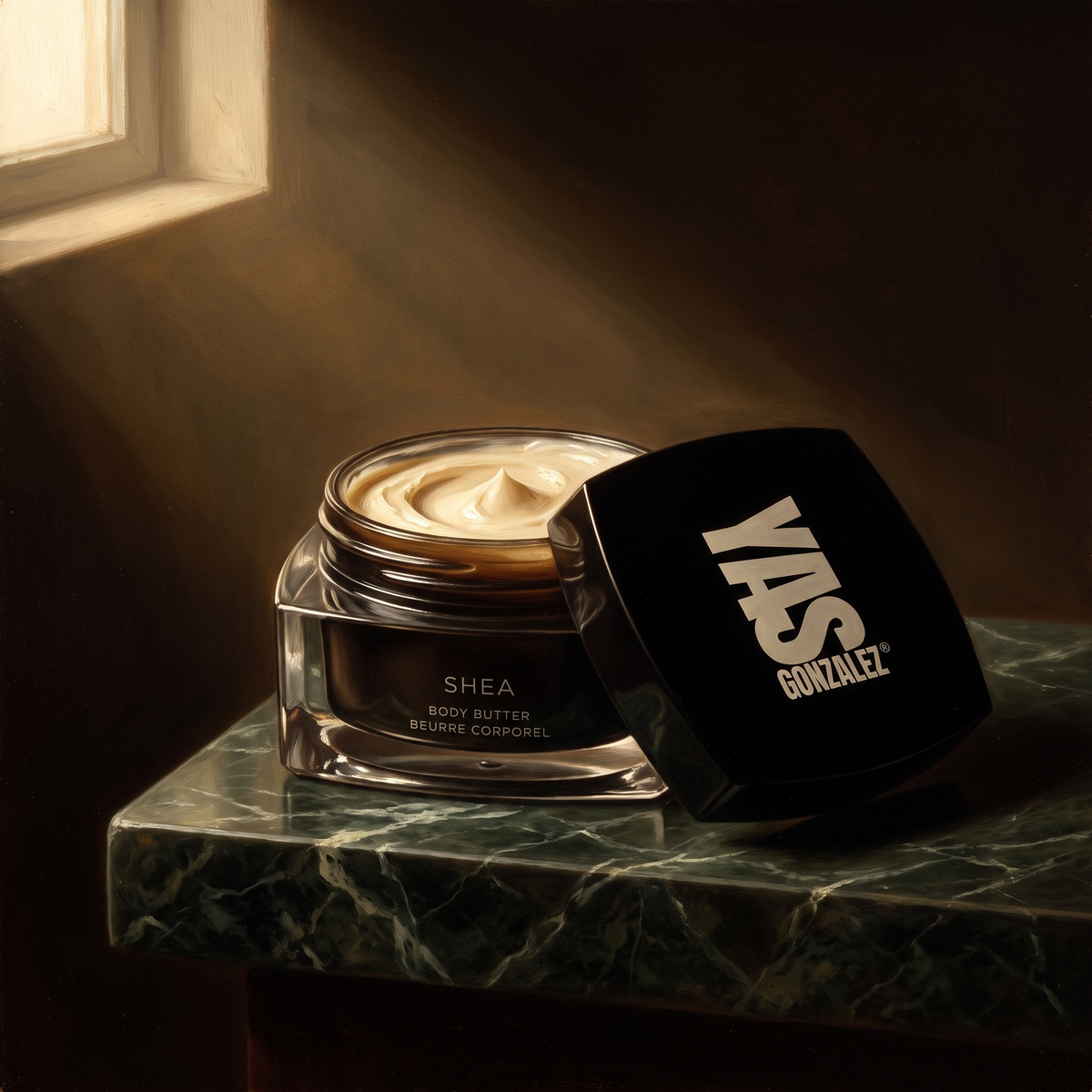 Shea Body Butter de YG Beauty sobre mármol verde oscuro, luz de claroscuro
