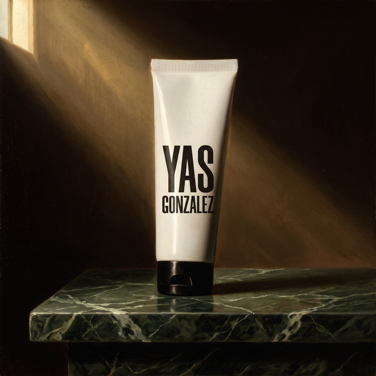 Mint Exfoliating Facial Polish de YG Beauty sobre mármol verde oscuro, luz de claroscuro