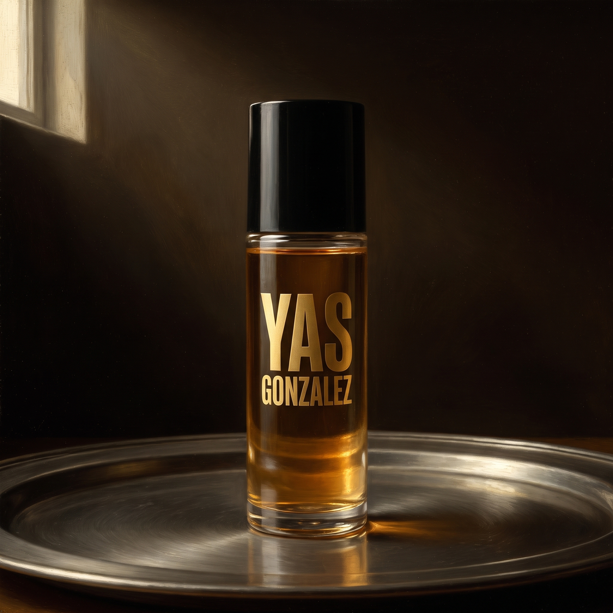Makeup Remover Solution de YG Beauty sobre peltre bruñido, luz de claroscuro