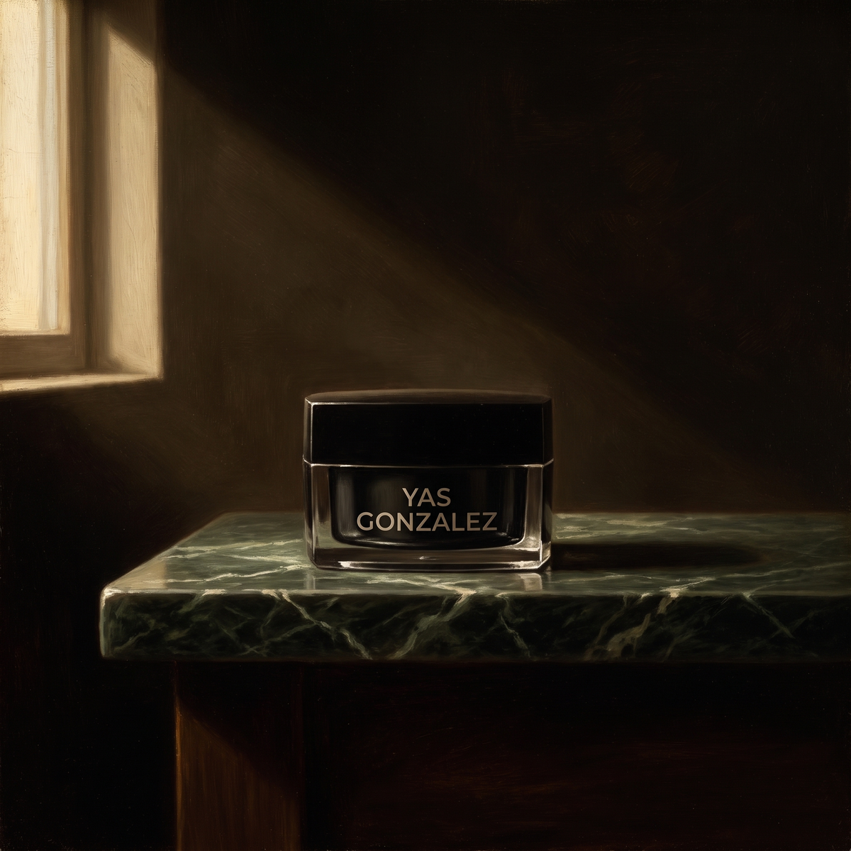 Hyaluronic Moisturizer de YG Beauty sobre mármol verde oscuro, luz de claroscuro