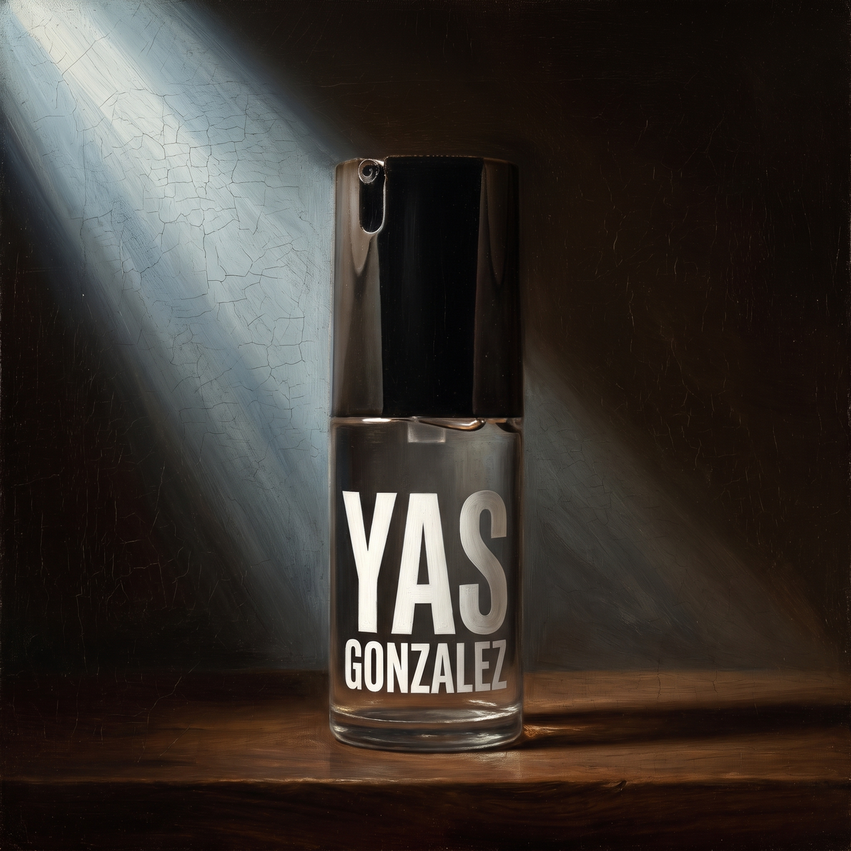 Mattifying Face Primer de YG Beauty sobre nogal oscuro, luz de claroscuro